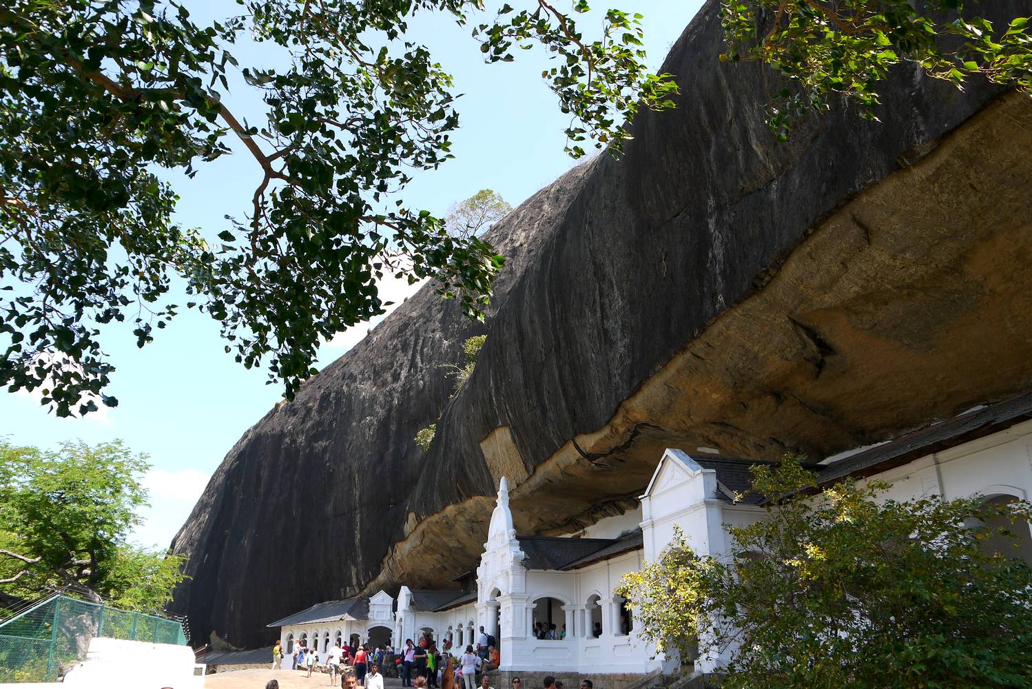 golden rock temple dambulla