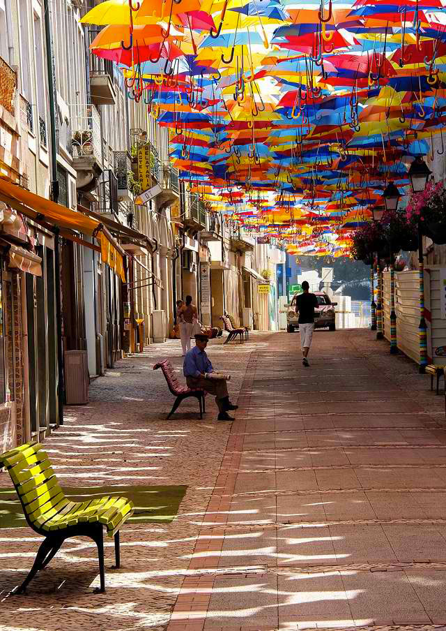 parapluies-multicolores-agueda-portugal
